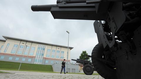 Feldhaubitzen auf einem Gelände in Wiesbaden-Erbenheim