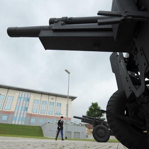 Feldhaubitzen auf einem Gelände in Wiesbaden-Erbenheim