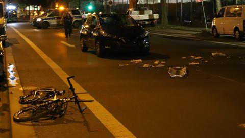 Ein Fahrrad liegt demoliert auf der Straße in Frankfurt.