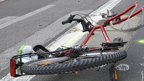 Verkehrsunfall in Ostfildern: 63-jährige Fahrradfahrerin prallt