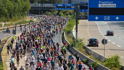 Aus der Vogelperspektive fotografiert: viele Fahrradfahrer auf einer - für eine Demonstration gesperrten -Autobahn.