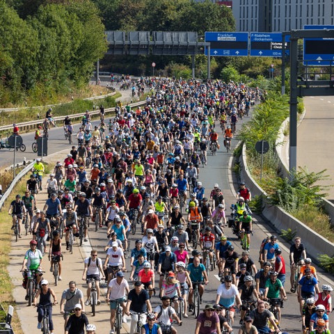 Aus der Vogelperspektive fotografiert: viele Fahrradfahrer auf einer - für eine Demonstration gesperrten -Autobahn.