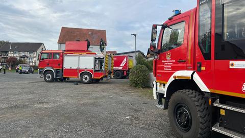 Mehrere Fahrzeuge der Feuerwehr stehen auf einem Platz.