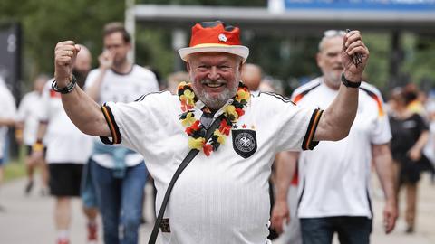 Ein Deutschland-Fan zeigt seine Freude auf das Spiel und jubelt.