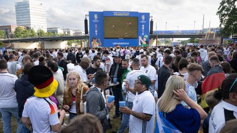 Fans vor einer Leinwand am Frankfurter Mainufer