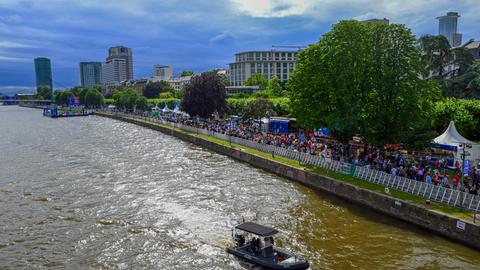 Dunkle Wolken über der Fanmeile am Frankfurter Mainufer