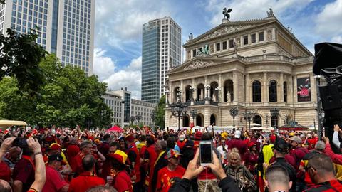 Belgische Fans vor der Alten Oper in Frankfurt.