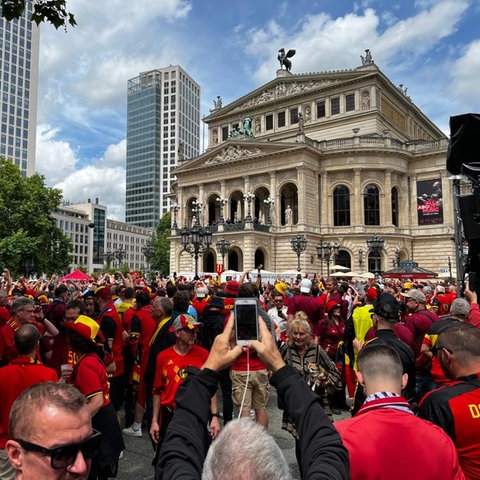 Belgische Fans vor der Alten Oper in Frankfurt.