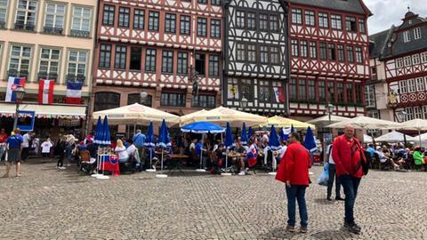 Slowakische Fußballfans auf dem Frankfurter Römerberg.