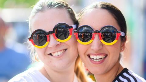 Zwei Fans mit schwarz-rot-goldenen Sonnenbrillen