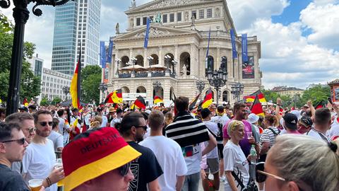 Viele Deutschland-Fans stehen auf dem Opernplatz und feiern vor dem EM-Spiel.