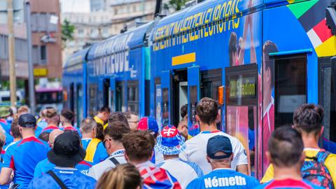 Slowakische und rumänische Fans drängen in eine Straßenbahn