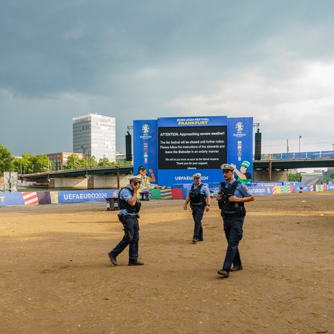 Polizisten in leerer Fanzone in Frankfurt