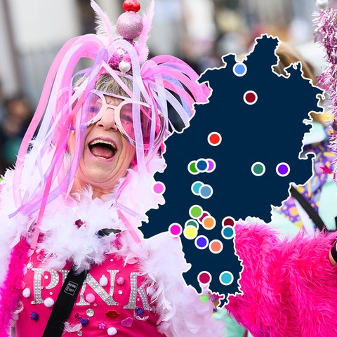 Foto eines Fasnachtsumzuges. Eine Frau in pinkfarbener Kleidung mit weißer Stola, einer riesigen rosafarbenen Brille und einem Kopfschmuck aus langen, pinkfarbenen Bändern. Sie strahlt, ruft es und winkt. Auf dem Foto ist eine dunkelblaue Hessenkarte mit vielen bunten Punkten (für Städte mit Umzügen)