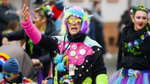 Bunt verkleidete Frau bei Faschingsumzug in Mühlheim am Main