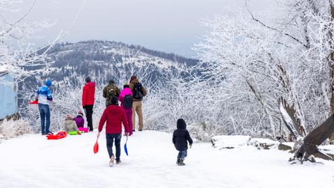 Winterfreude am Samstag auf dem Gipfel des Großen Feldbergs im Taunus.