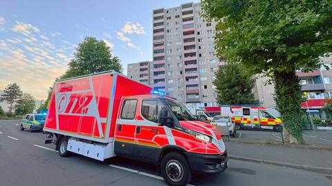 Rettungswagen vor Fuldaer Hochhaussiedlung