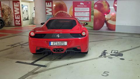 Ferrari parkt quer auf zwei Familienparkplätzen in Frankfurter Supermarkt