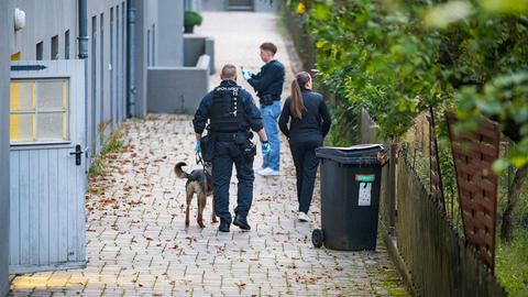 Polizei mit Polizeihund bei Durchsuchungen