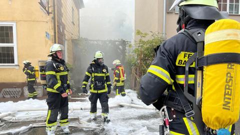 Löscharbeiten nach Brand in Bad Homburg