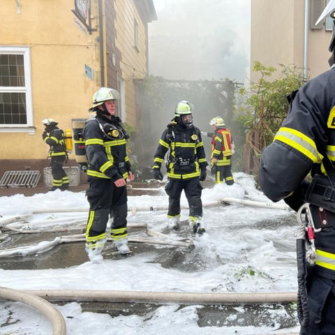 Löscharbeiten nach Brand in Bad Homburg