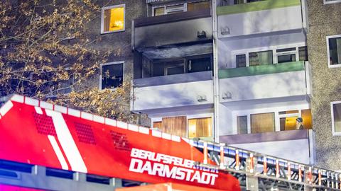 Durch eine "verrirrte" Rakete geriet ein Balkon in Darmstadt-Kranichstein in Brand. 