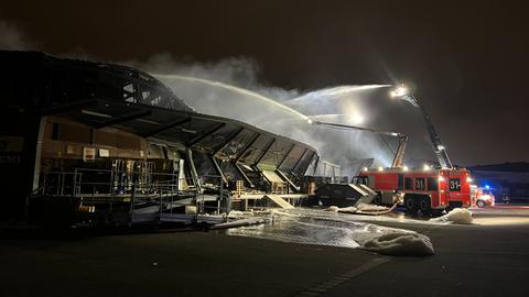 Löschfahrzeug an brennender Halle