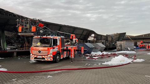 Löschfahrzeug an brennender Halle