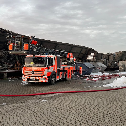 Löschfahrzeug an brennender Halle