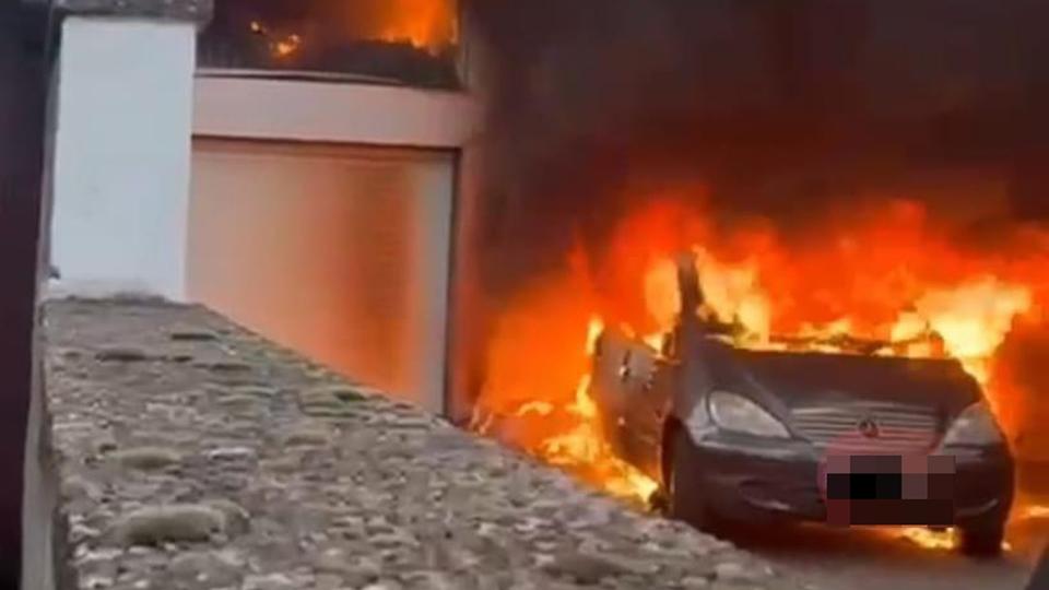 Auto und Haus in Flammen