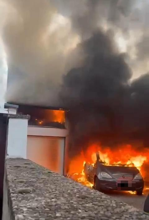 Auto und Haus in Flammen