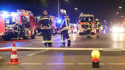 Einsatzkräfte und Fahrzeuge auf Straße