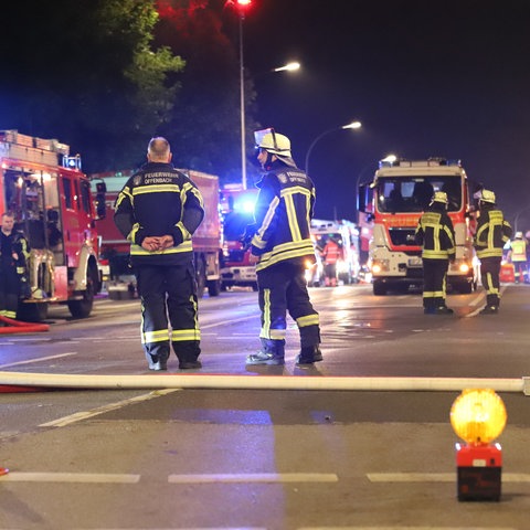 Einsatzkräfte und Fahrzeuge auf Straße