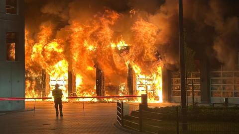 Flammen schlagen aus Gerätehaus