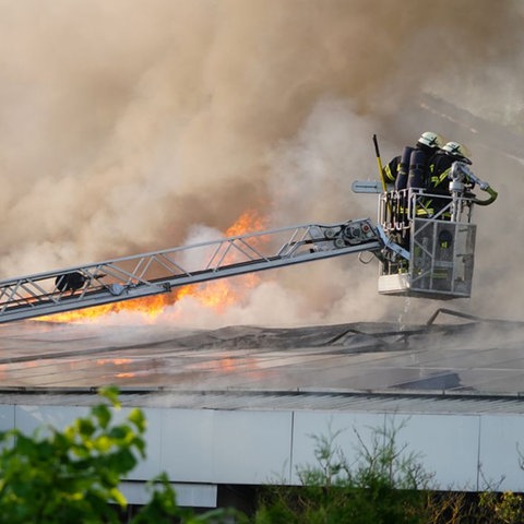 Drehleiter über Dach mit Solarzellen