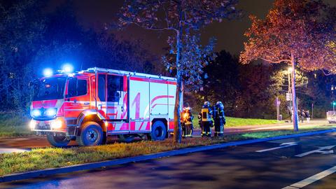 Feuerwehrleute bei einem Einsatz. 