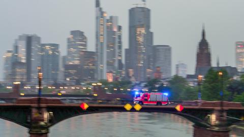 Einsatzfahrzeug der Feuerwehr fährt über die Ignatz-Bubis-Brücke in Frankfurt