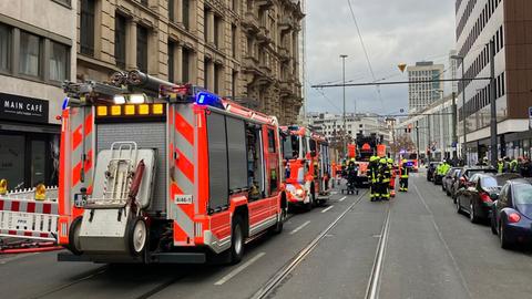 Feuerwehrfahrzeuge stehen in Straße