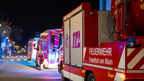 Bei dem Löscheinsatz an der Uniklinik Mainz brachte die Frankfurter Feuerwehr einen Großlüfter. 