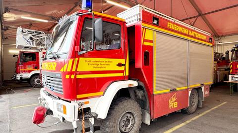 Löschfahrzeug mit kleiner Aufschrift der Feuerwehr Hattersheim