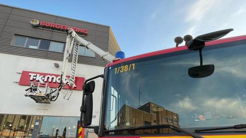 Einsatz der Feuerwehr Wetzlar - Leiterwagen der Feuerwehr bei der Taubenrettung an einem Geschäftsgebäude