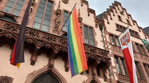 Deutschland-, Frankfurt- und Regenbogen-Flagge am Römerberg