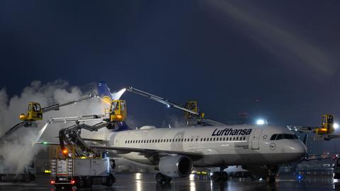 Archivbild: Eine Passagiermaschine der Lufthansa wird vor ihrem Start auf dem Enteisungsplatz am Flughafen Frankfurt enteist.