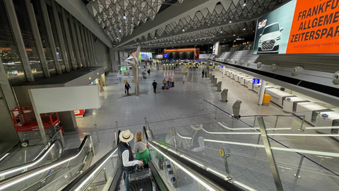 Fast menschenleere Ankunftshalle im Flughafen Frankfurt.