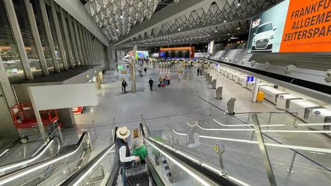 Fast menschenleere Ankunftshalle im Flughafen Frankfurt.