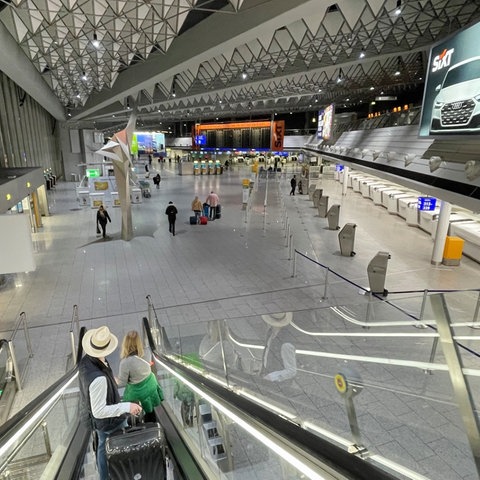 Fast menschenleere Ankunftshalle im Flughafen Frankfurt.