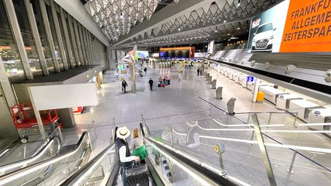 Fast menschenleere Ankunftshalle im Flughafen Frankfurt.