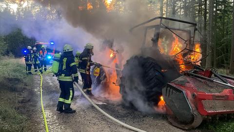 Löscharbeiten im Wald bei Oestrich-Winkel (Rheingau-Taunus): Ein Forstschlepper stand in Vollbrand.