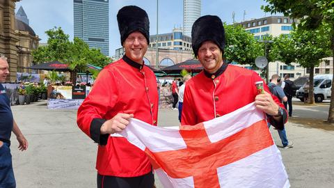 Zwei englische Fans sind als "Guards" verkleidet und halten die englische Flagge.