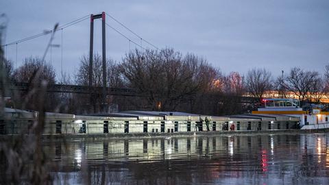 Ein festgefahrener Frachter blockiert den Main in Unterfranken.